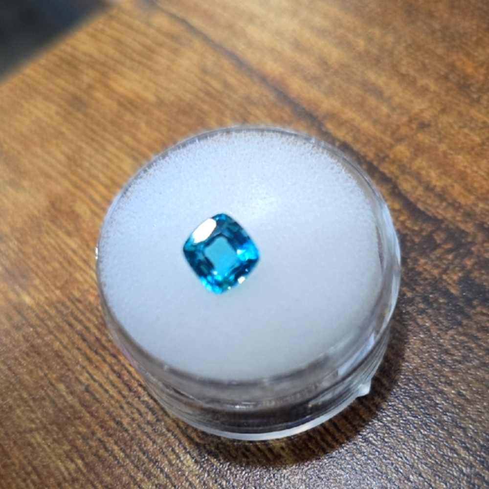 BEAUTIFUL CUSHION CUT NEON BLUE PARAIBA. 6MM, 2.6 Ct